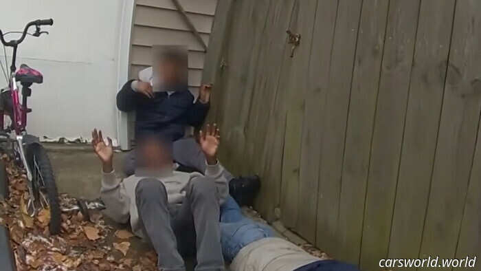 Дети в возрасте всего 8 лет врезались на угнанной машине в дом, а затем спросили, принесёт ли Санта всё ещё подарки | Carscoops